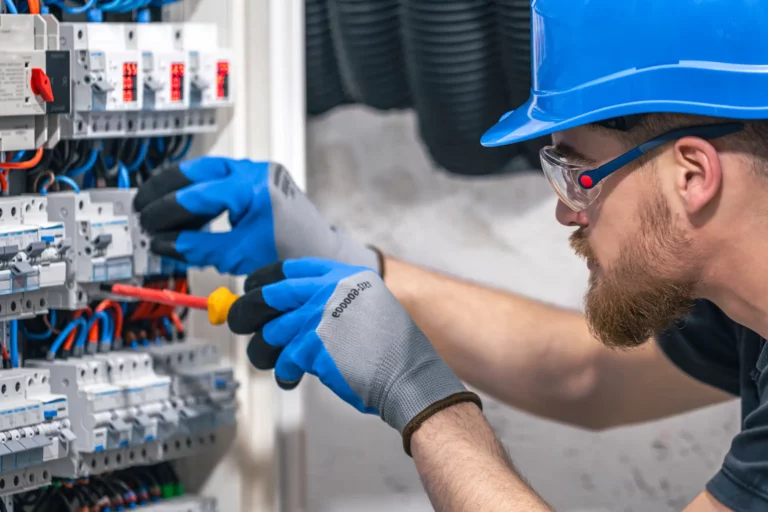 el-electricista-trabaja-en-una-central-electrica-con-fusibles